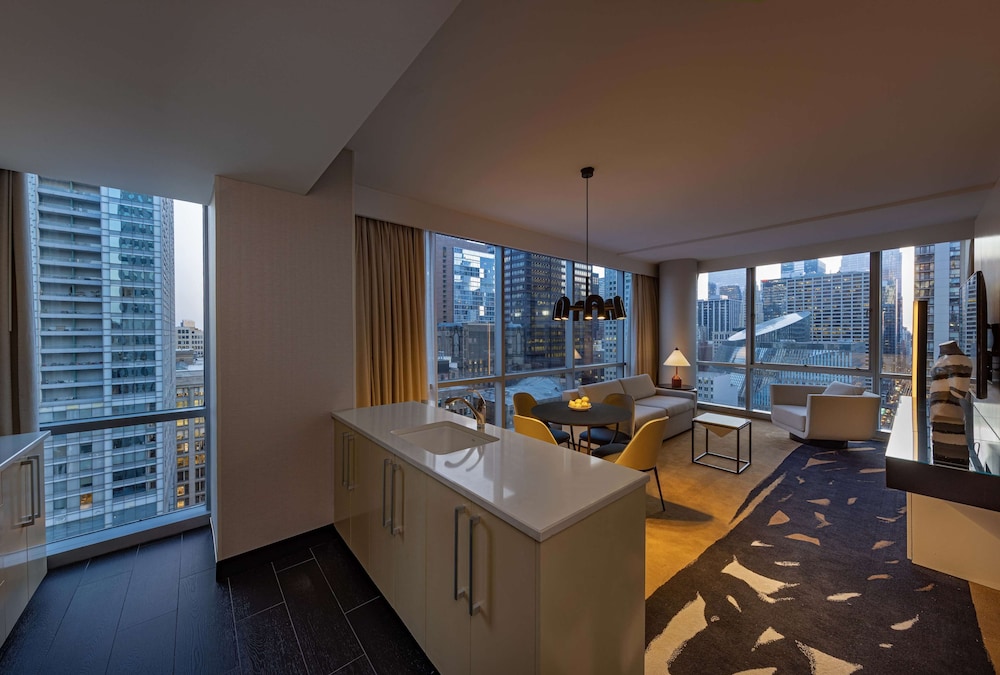 Suite, 1 King Bed (Nonsmoking)