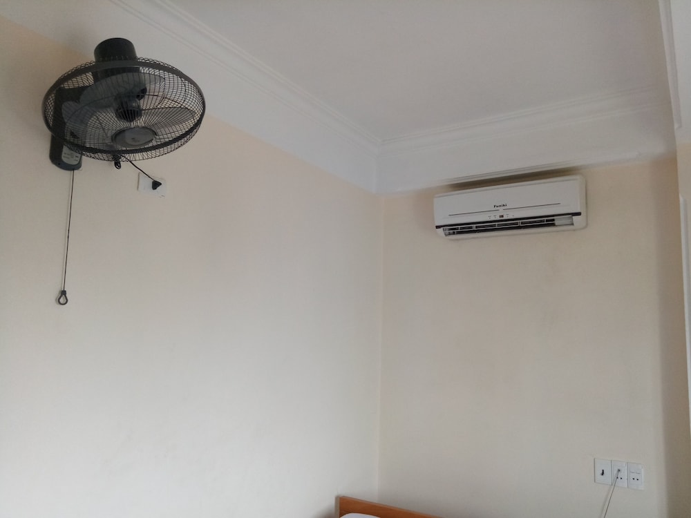 Room (3 Double Beds) photo 3