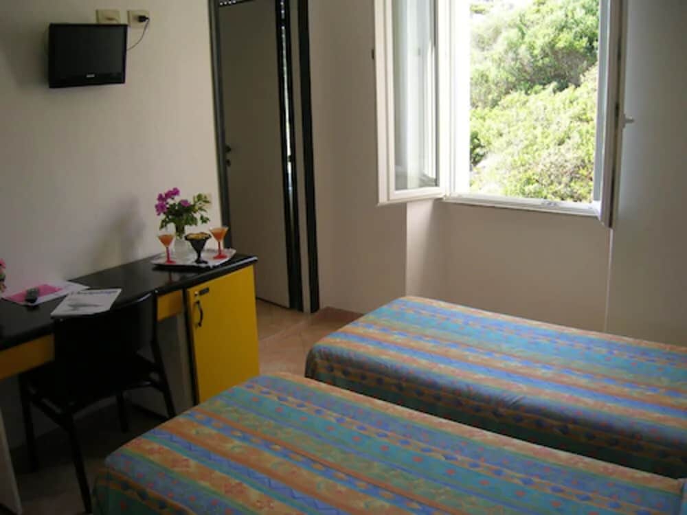 Standard Double or Twin Room - Photo 4