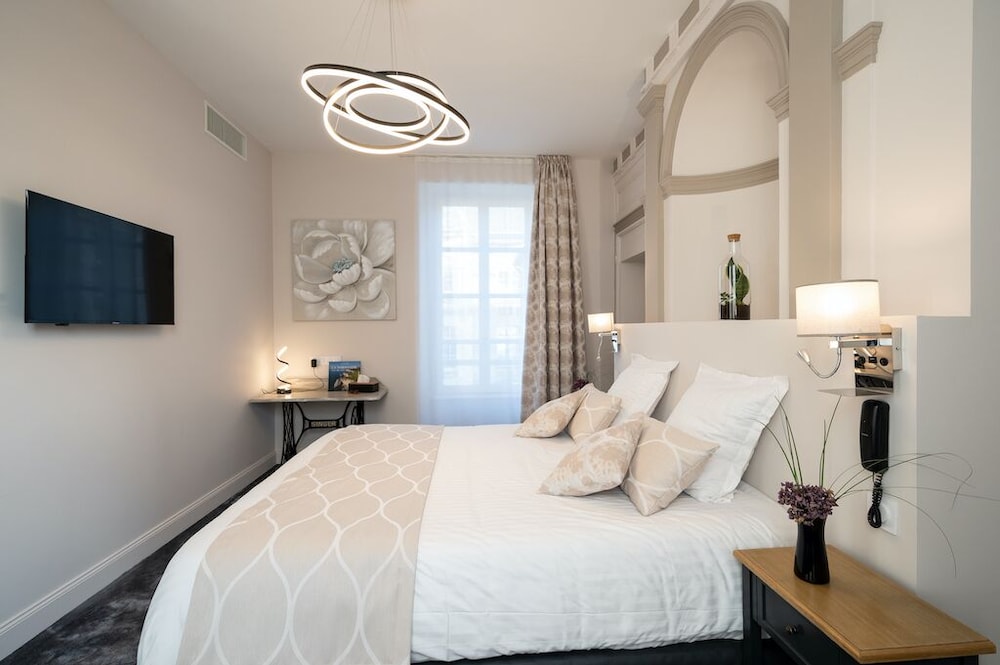 Deluxe Room - Photo 16