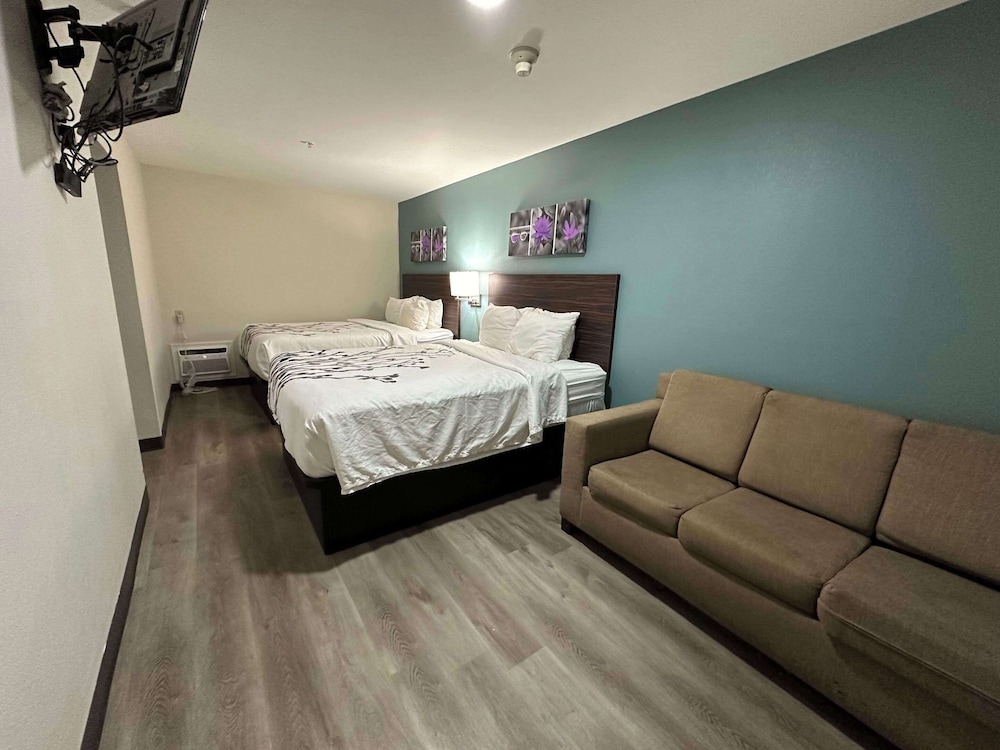 Business Suite, 2 Queen Beds, Non Smoking (Upgrade) - Photo 1