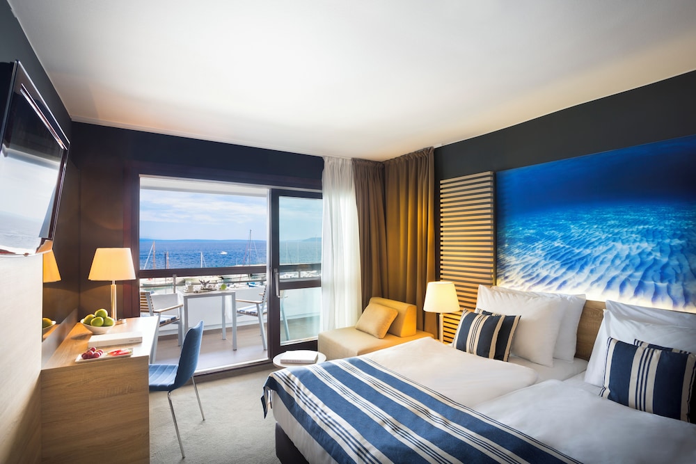 Superior Twin Room with additional bed, Sea View - Photo 1