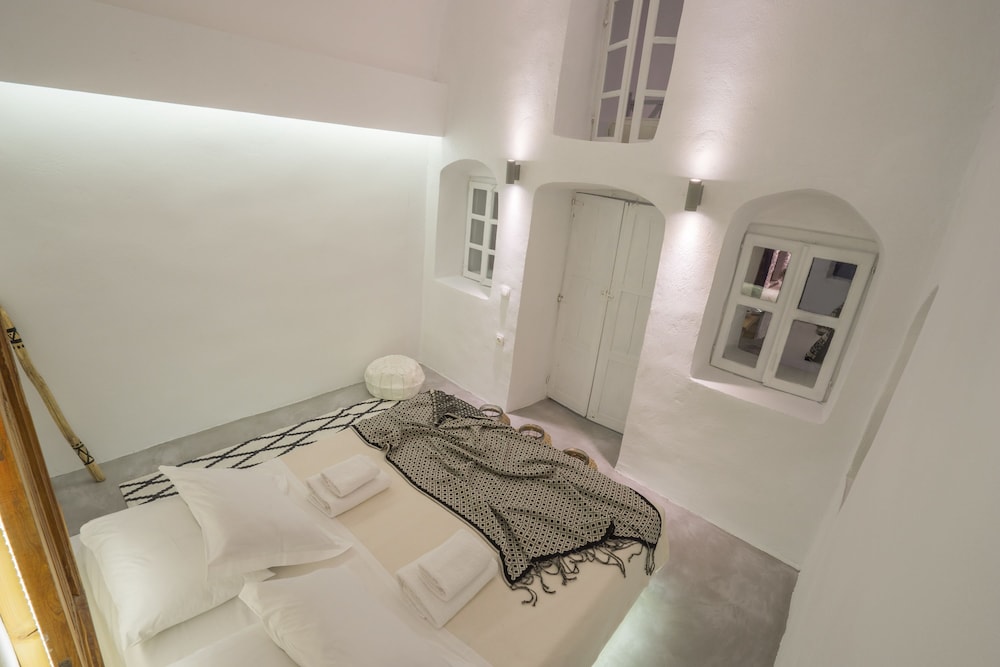 Sky Suite with indoor heated Jacuzzi & Caldera View