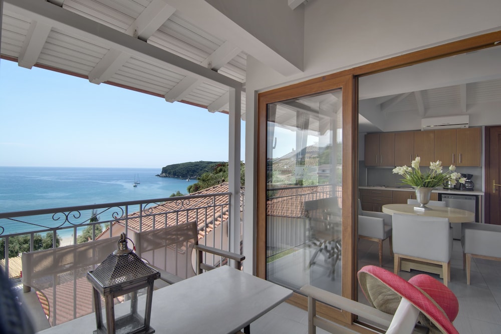 2 Bedroom Apartment with Balcony and Sea View photo 2