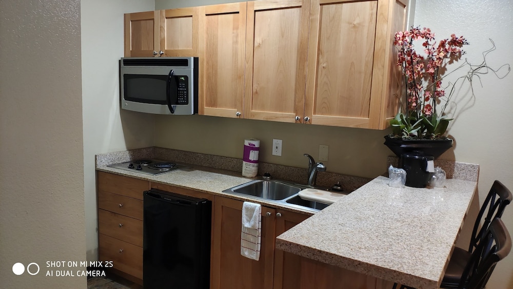 Suite, 1 King Bed, Non Smoking, River View (Not pet friendly) - Photo 5