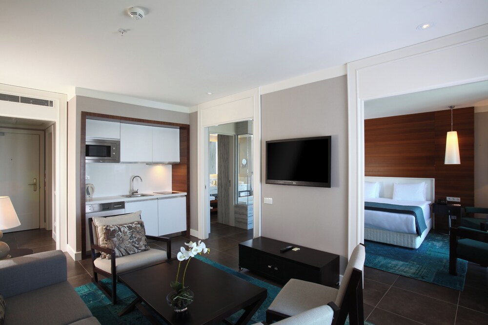 Suite Pool View
