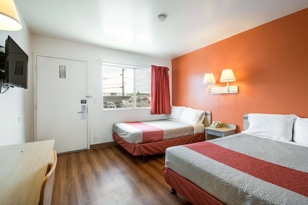 Standard Room, 2 Double Beds, Accessible, Non Smoking - Photo 2