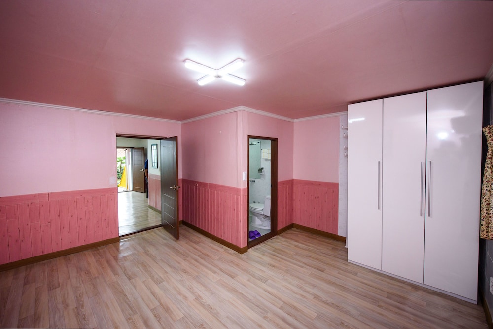 Room (Moon) photo 2