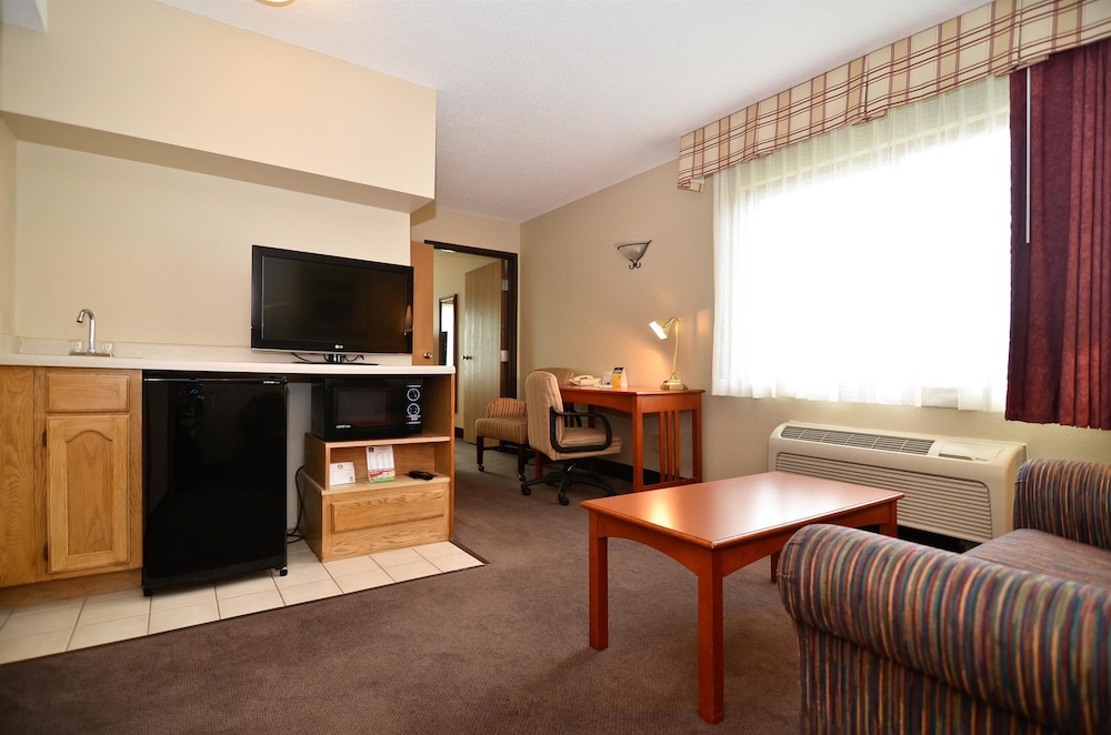 Suite, 1 King Bed, Non Smoking, Refrigerator & Microwave - Photo 13