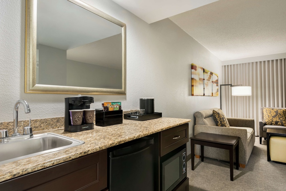Suite, 1 King Bed, Accessible, Bathtub - Photo 4