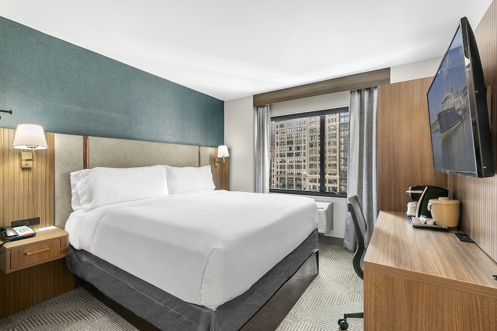 Standard Room, 1 Queen Bed, Roll-in Shower (Communications, Roll-In Shower)