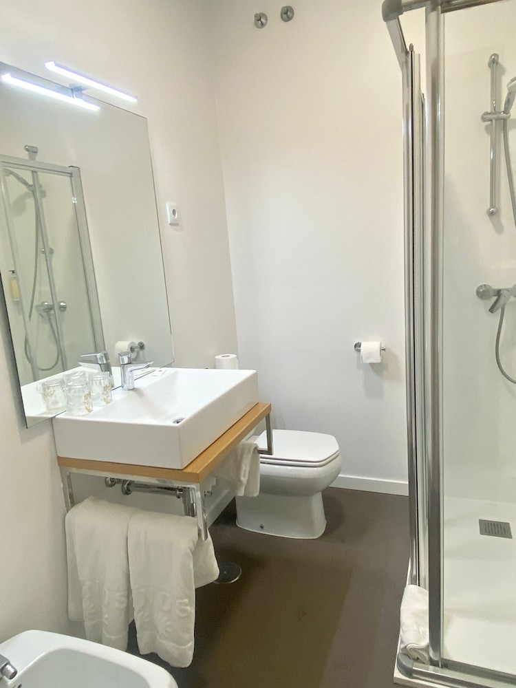 Twin Room - Photo 3