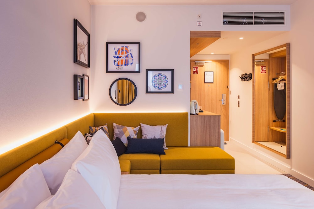 Room, 1 King Bed, City View - Photo 3