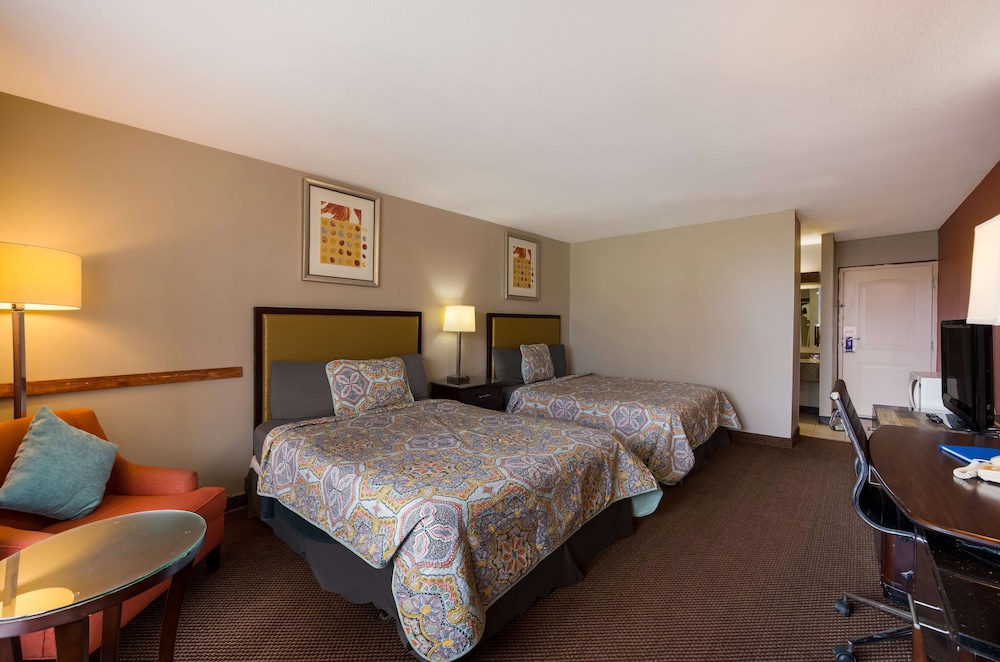 Room, 2 Queen Beds - Photo 12