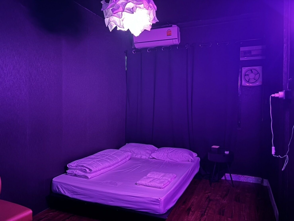 Basic Single Room, 1 Queen Bed, Shared Bathroom photo 1