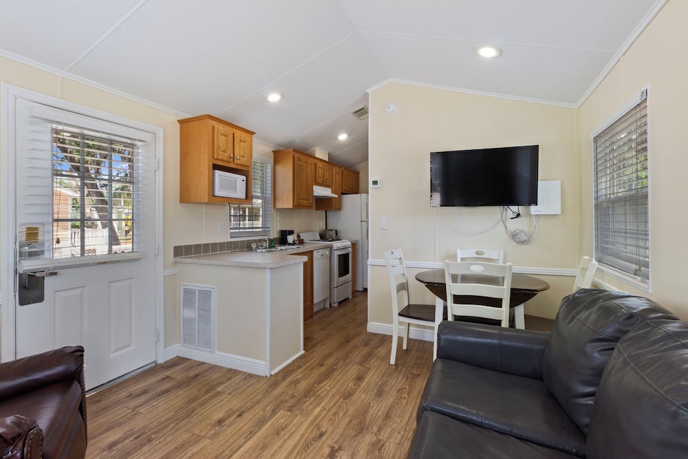 Premium Loft Cottage 2 Bedroom (No Pets, Linens Include) photo 3