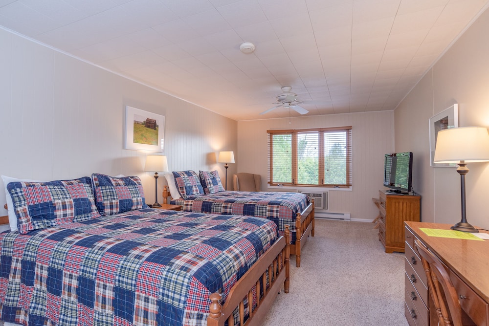Classic Room, 2 Double Beds, Pool View photo 3