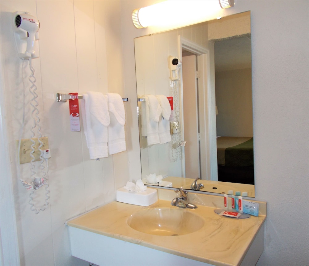 Standard Room, 1 King Bed, Non Smoking - Photo 4