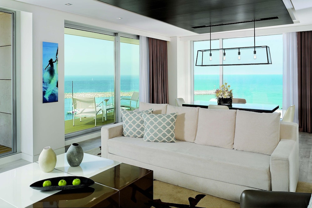One Bedroom Suite, 1 King Bed, Sea View thumbnail 6