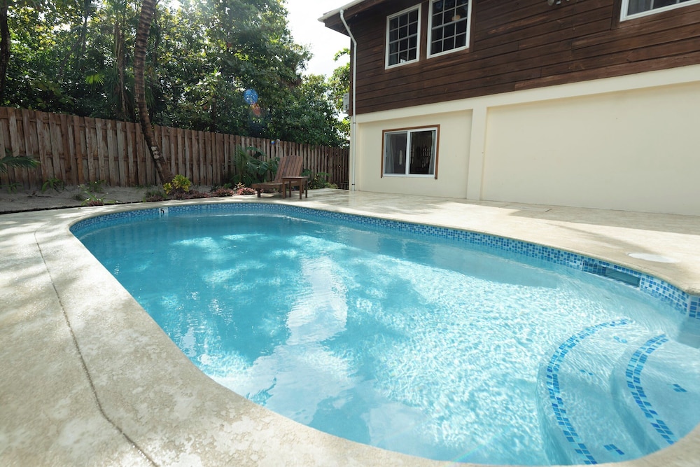 Honeymoon Suite, 1 King Bed, Pool View, Poolside (Toucan) photo 2