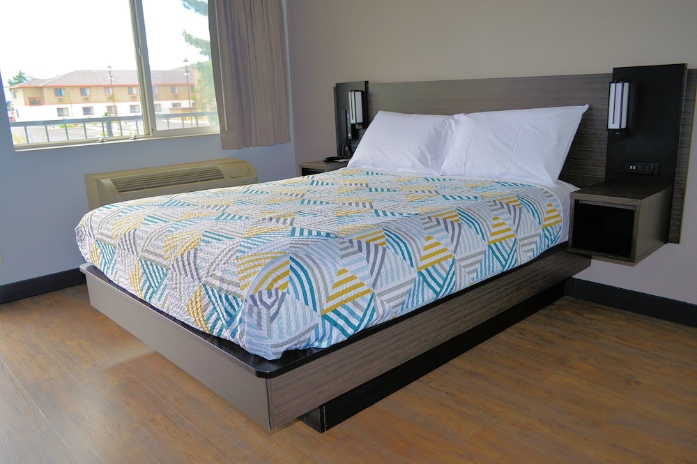Deluxe Suite, 1 King Bed, Non Smoking, Refrigerator & Microwave - Photo 1
