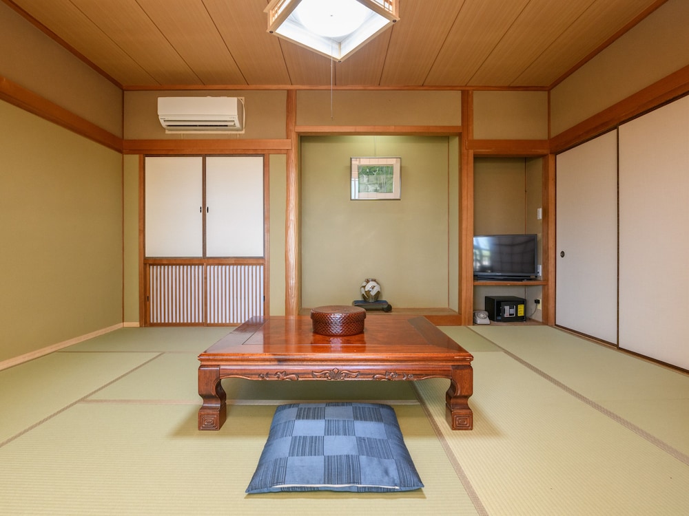 Japanese Quintuple Room with Shared Bathroom photo 2