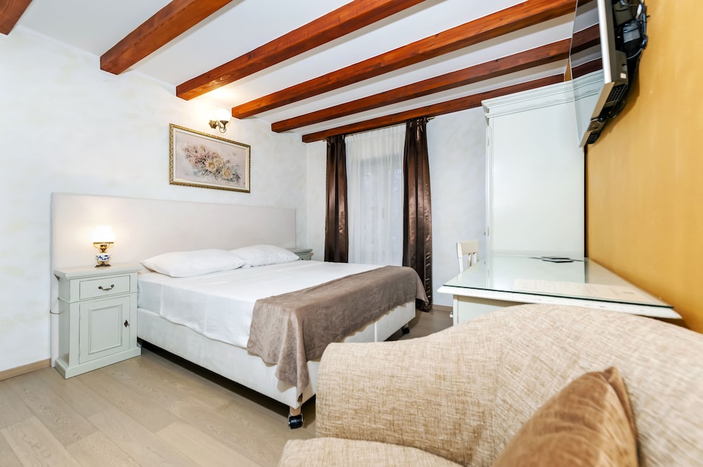 Double Room - Photo 2