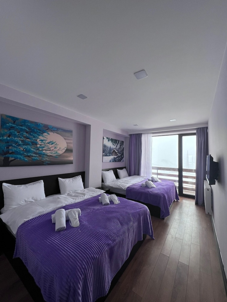 Standard Quadruple Room, Multiple Beds, Mountain View