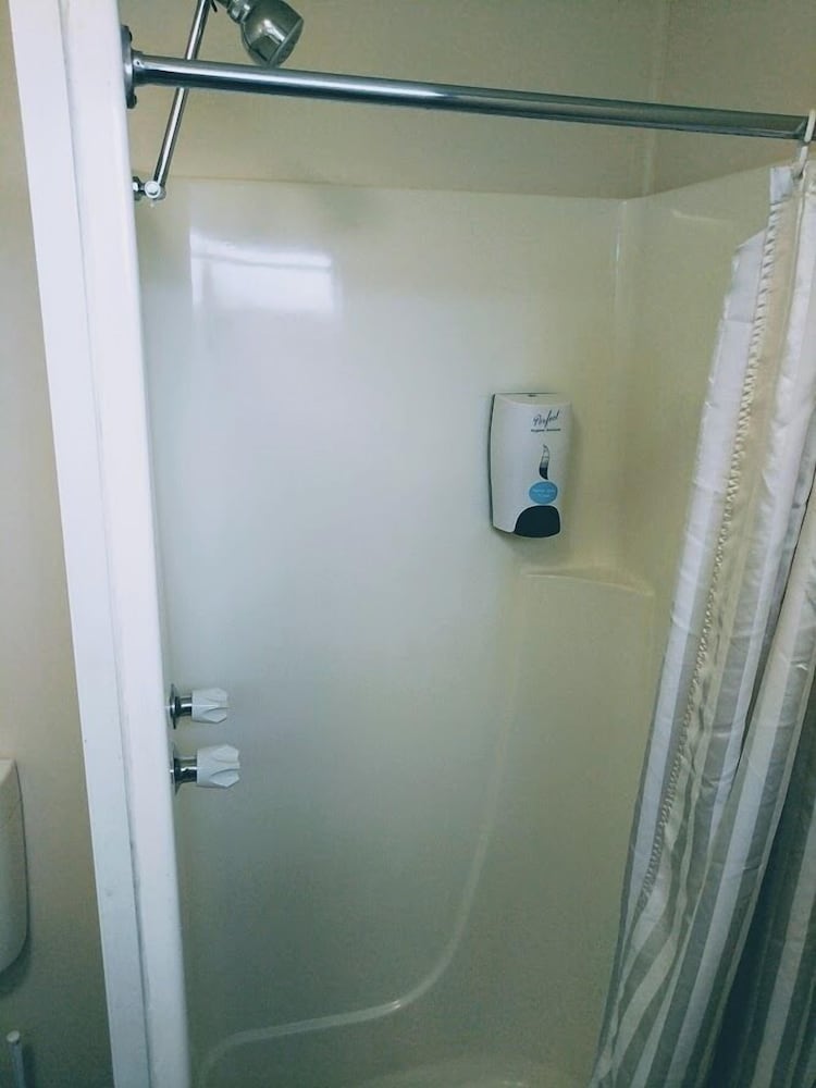Open Plan Motel Style Budget Cabin photo 2