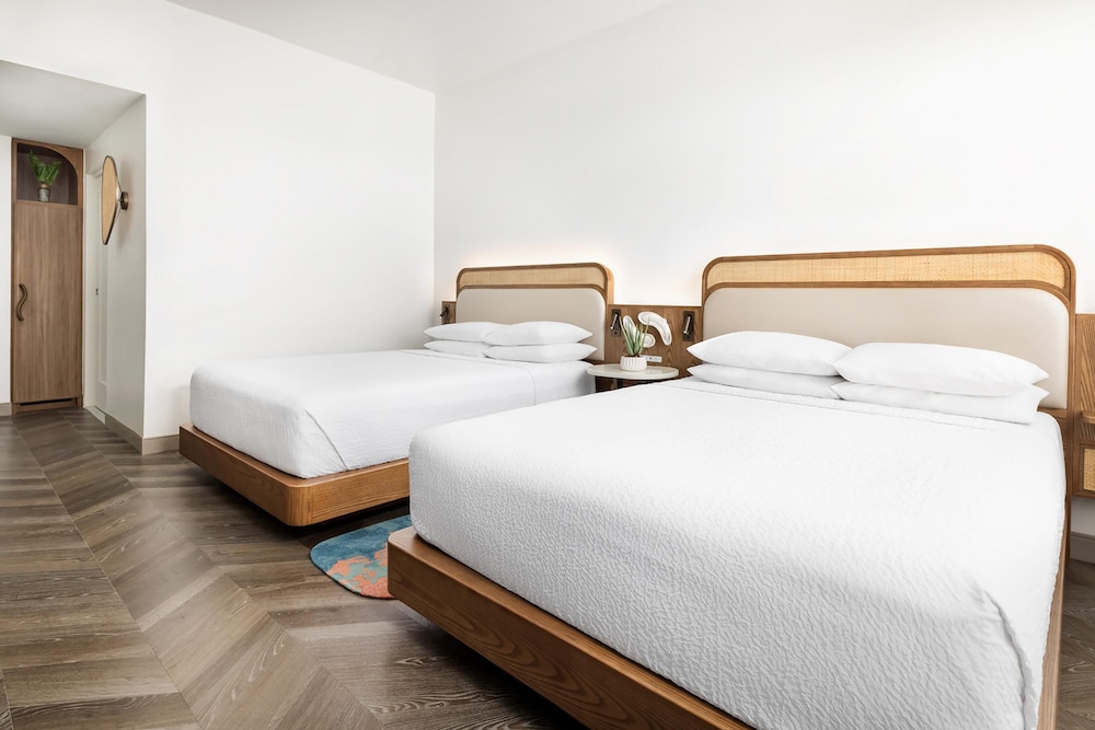 Room, 2 Queen Beds, Accessible Bathtub - Photo 2