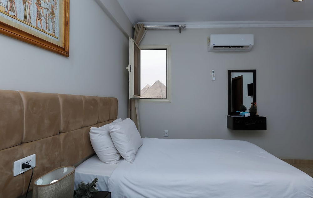 Superior Twin/Double Room - Pyramids View photo 2