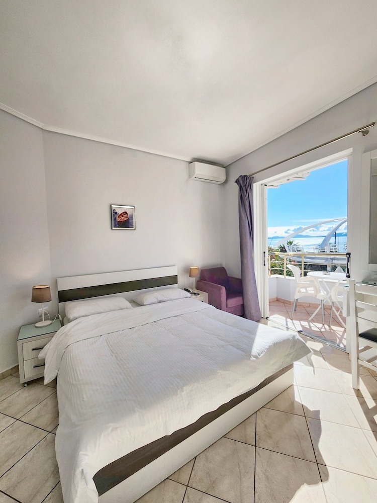 Standard Double or Twin Room, Partial Sea View photo 3
