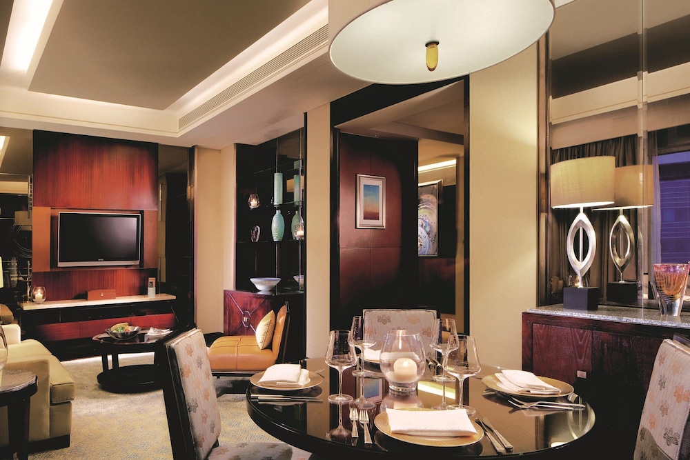 Club Executive King Bed Suite - Photo 4