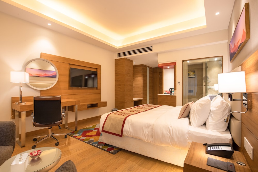 Deluxe Room, 1 King Bed, Non Smoking - Photo 5