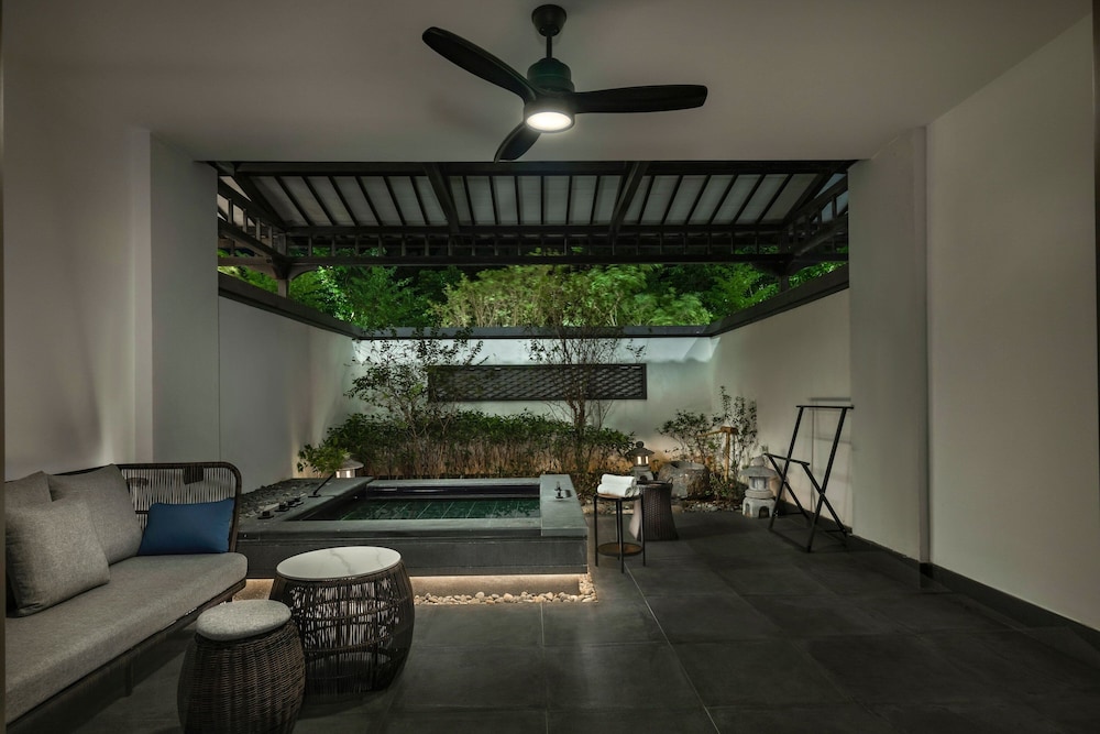 Room, 1 King Bed, Garden View - Photo 1