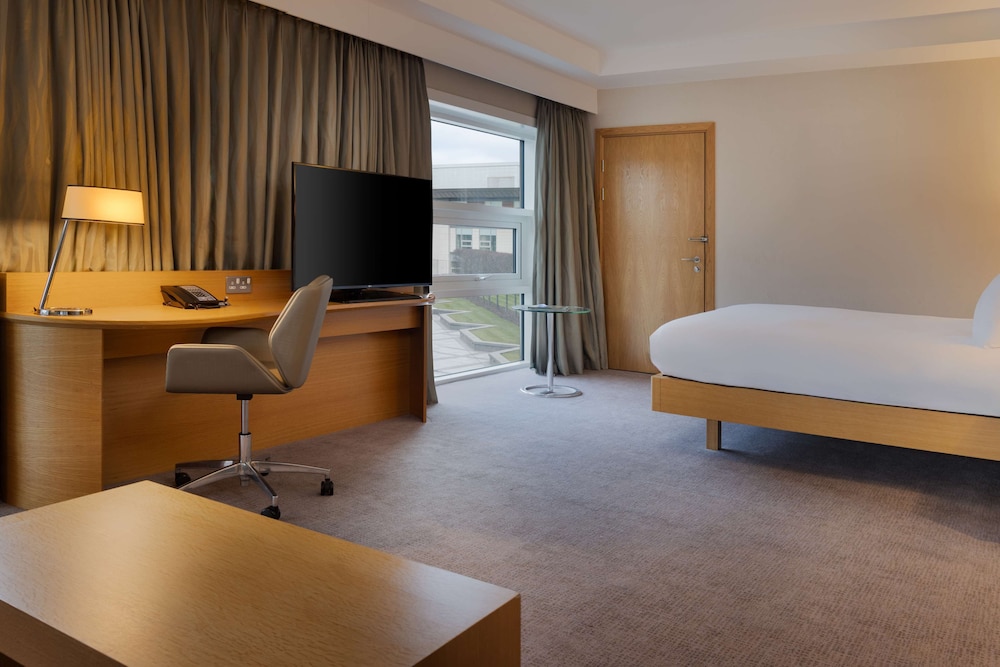 King Junior Suite with Balcony - Photo 4