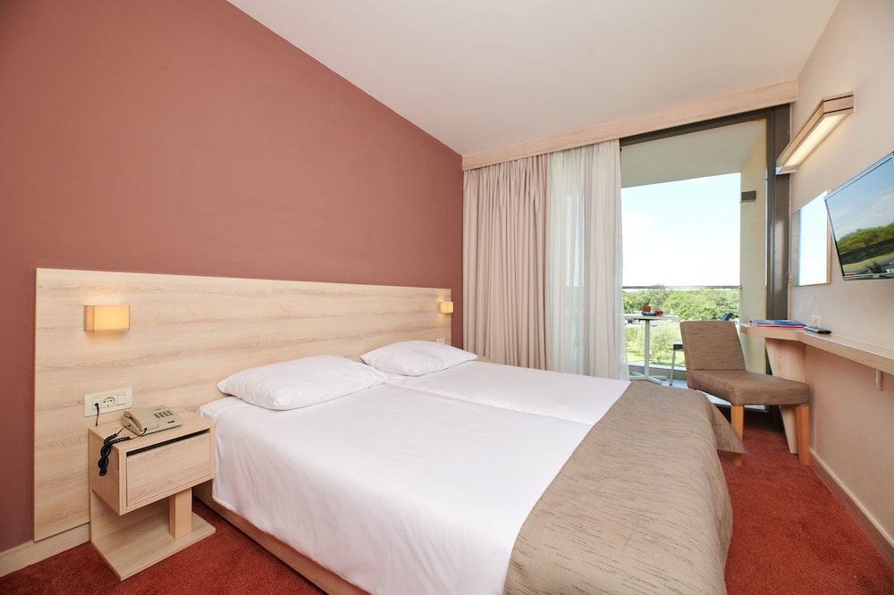 Classic Room with Balcony (Park side - connected)