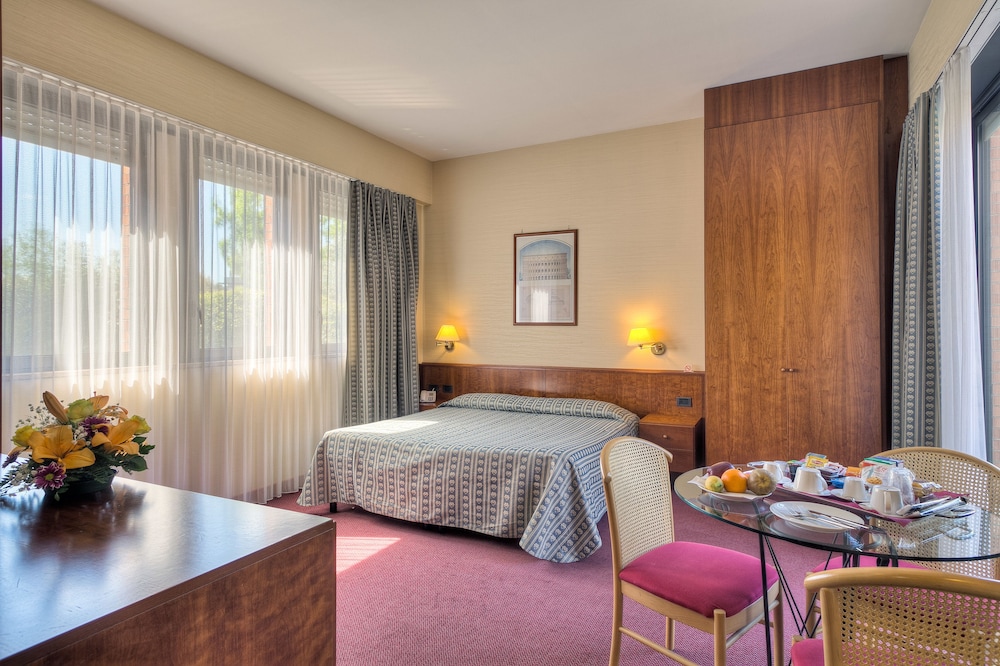 Business Double Room, 1 King Bed, Garden View photo 2