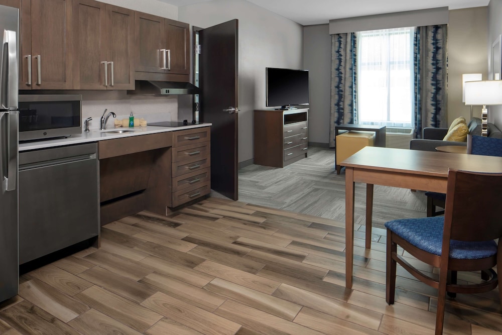 Suite, 1 King Bed, Bathtub - Photo 2