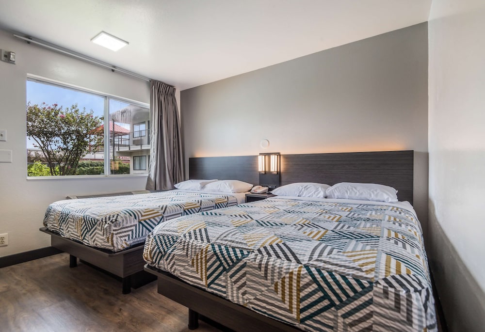 Standard Room, 1 Queen Bed, Smoking photo 1