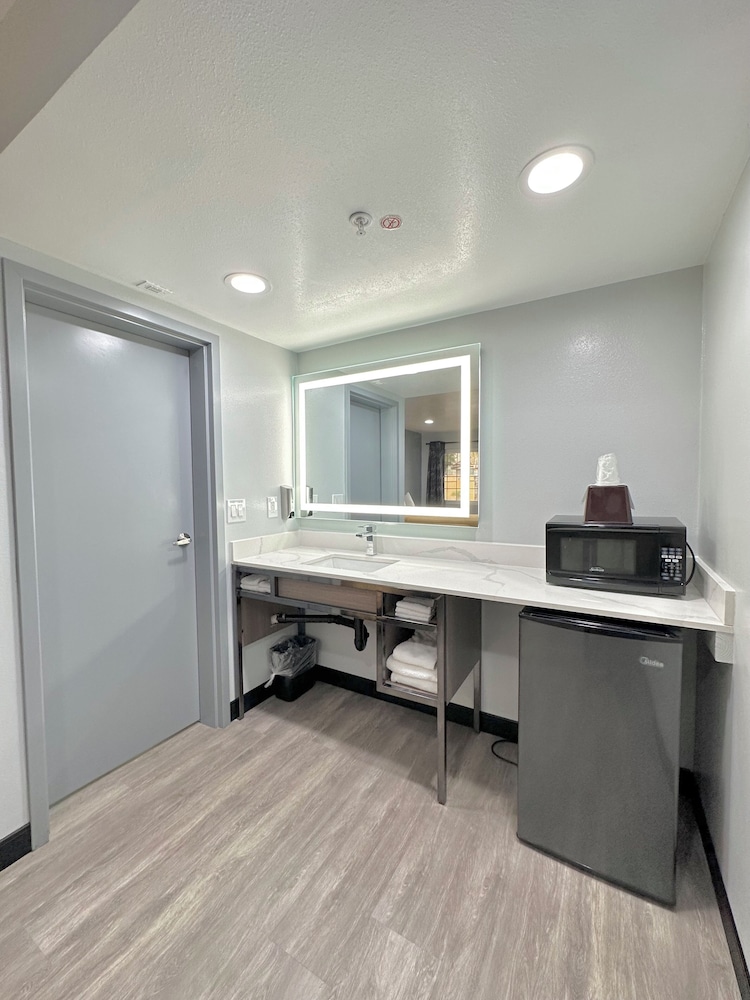 Double or Twin Room, Non Smoking - Photo 4