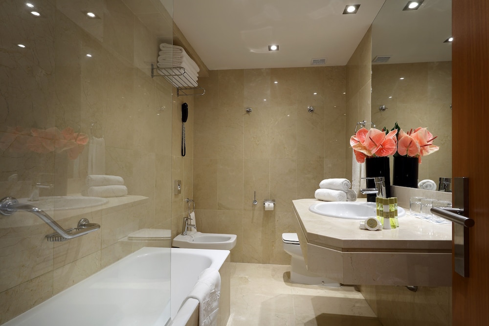 Double Room, City View thumbnail 6