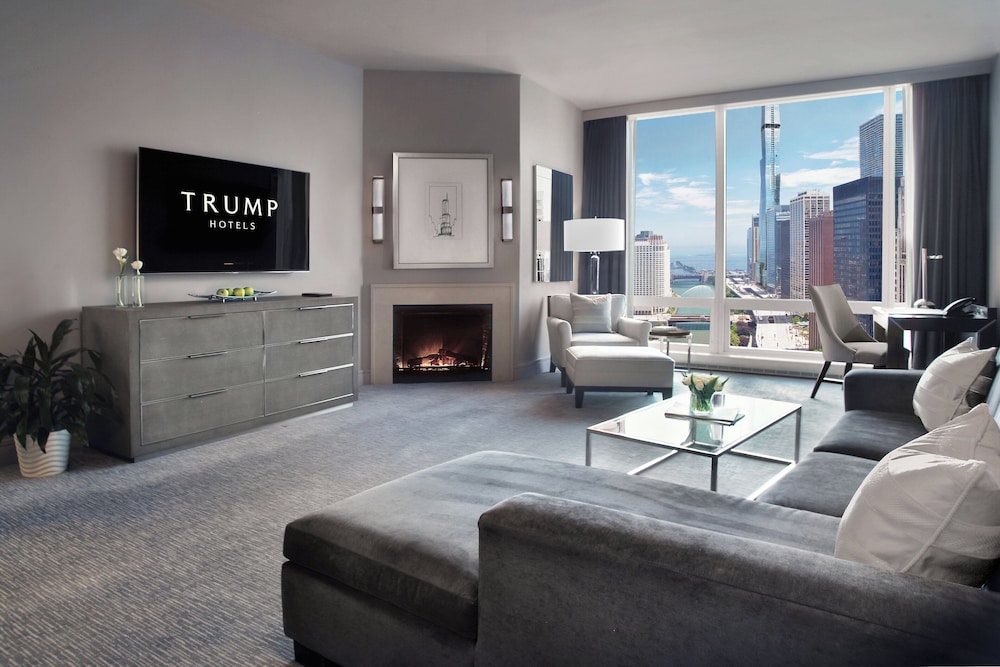 Deluxe Suite, 1 Bedroom, City View (1 King Bed) - Photo 3