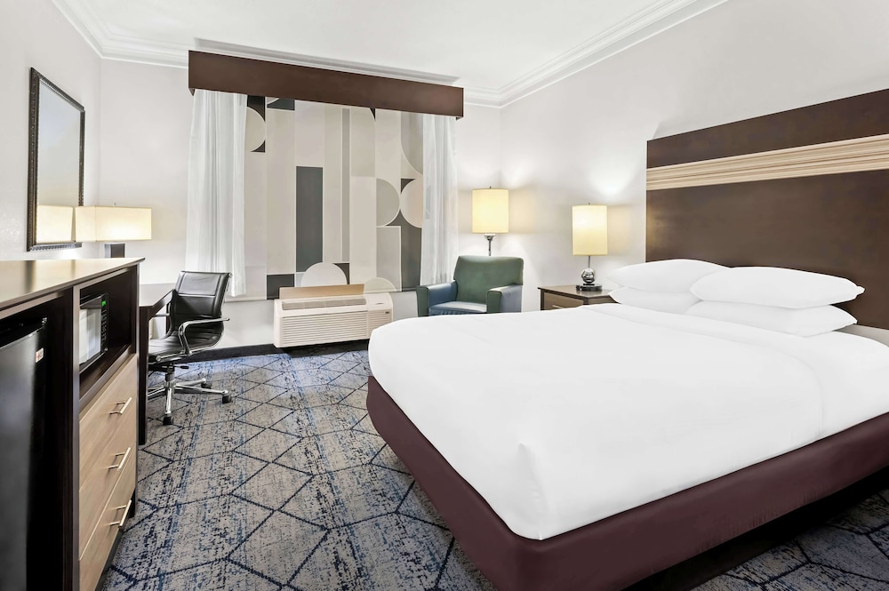 Standard Room, 1 King Bed, Non Smoking - Photo 1