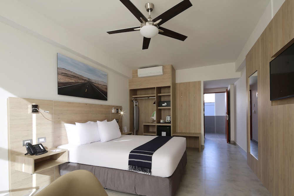Superior Room, 1 Queen Bed photo 2