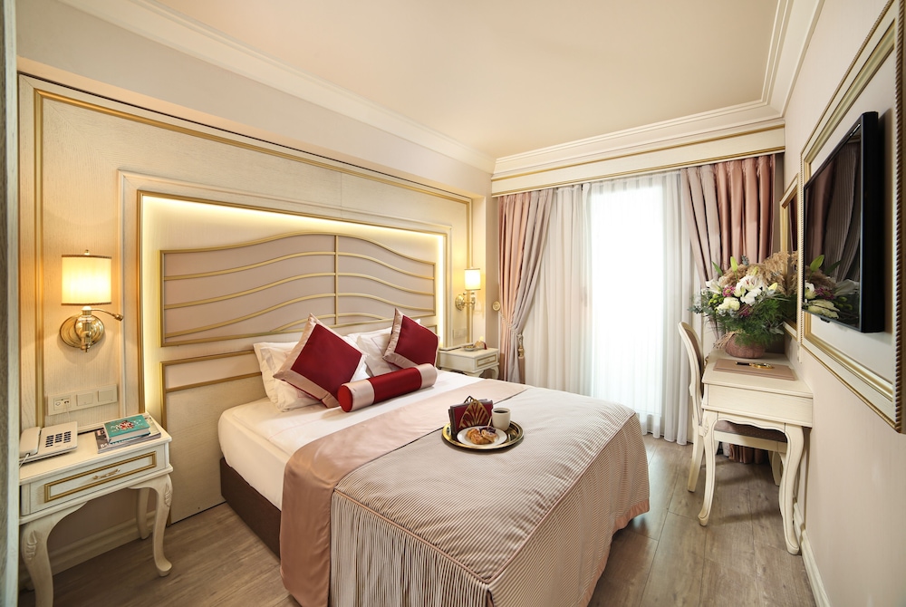 Deluxe Double Room Single Use, 1 King Bed, Balcony, City View photo 2
