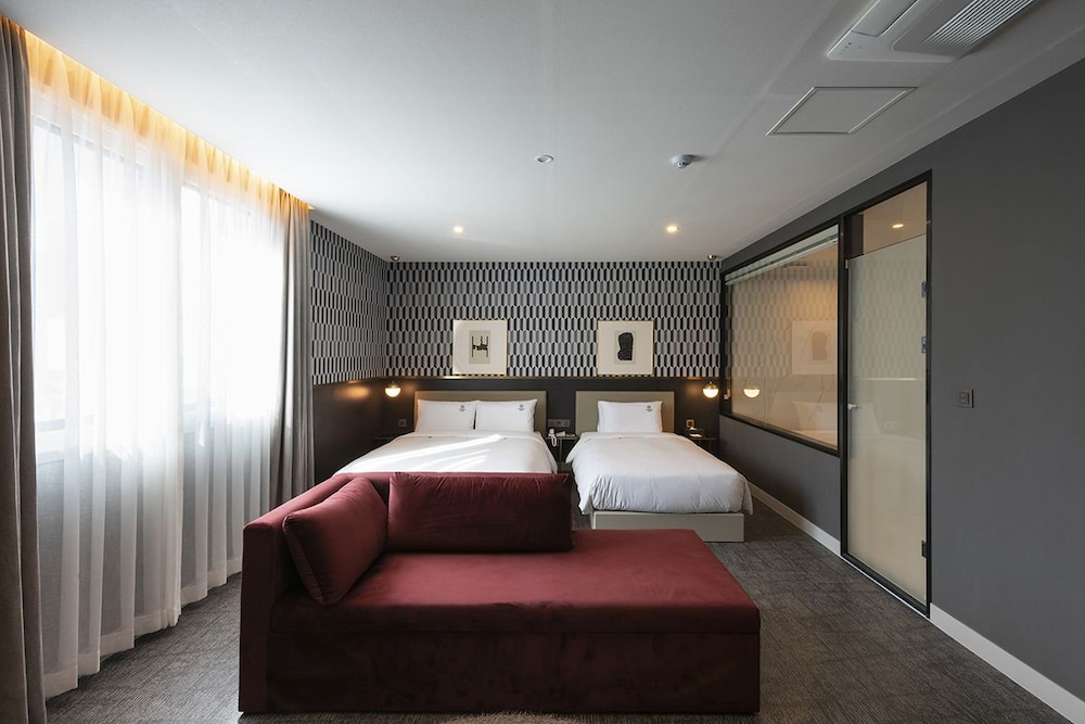 Family Twin Room - Photo 12