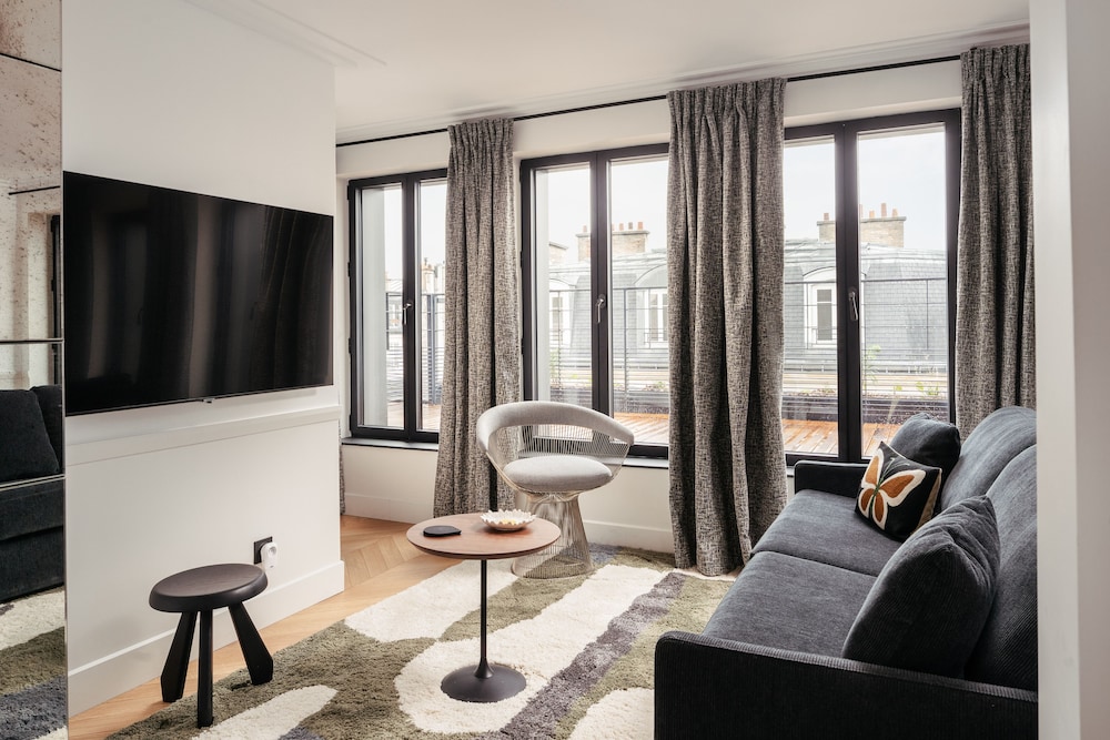 1-BR Deluxe Apartment Balcony Eiffel Tower view photo 3