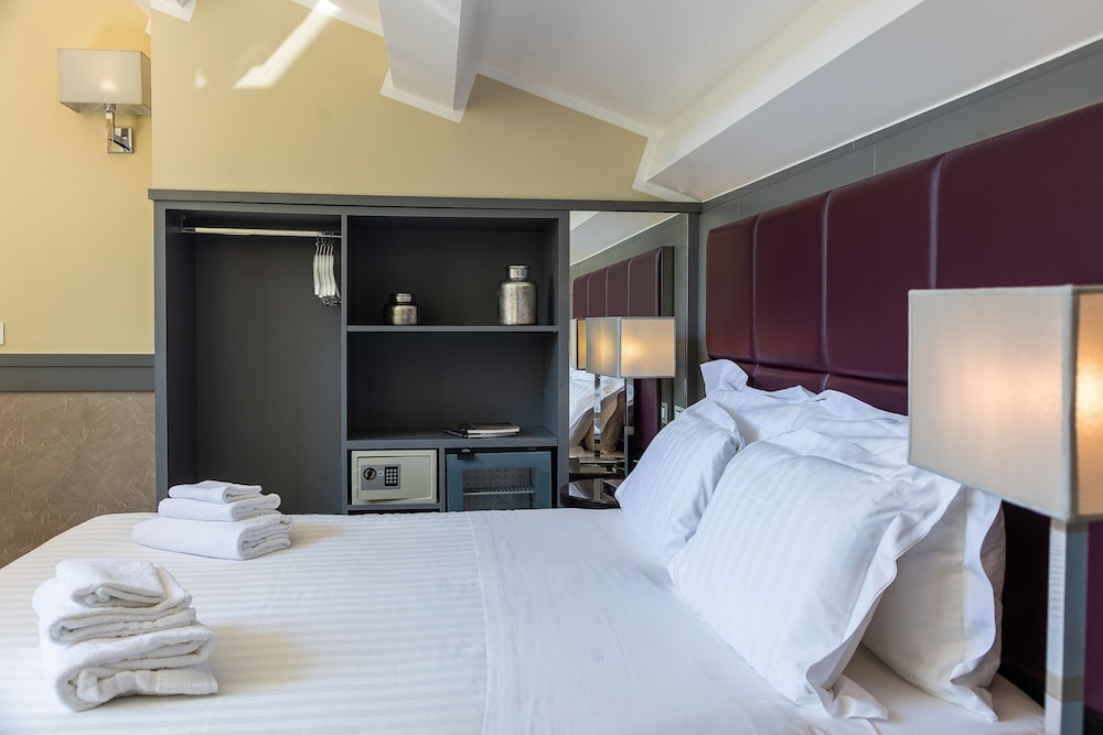 Luxury Room, Hot Tub, City View - Photo 5