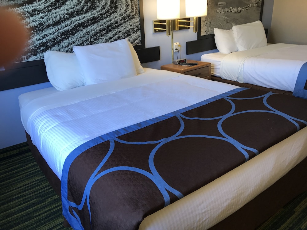 Room, 1 Queen Bed, Non Smoking - Photo 2